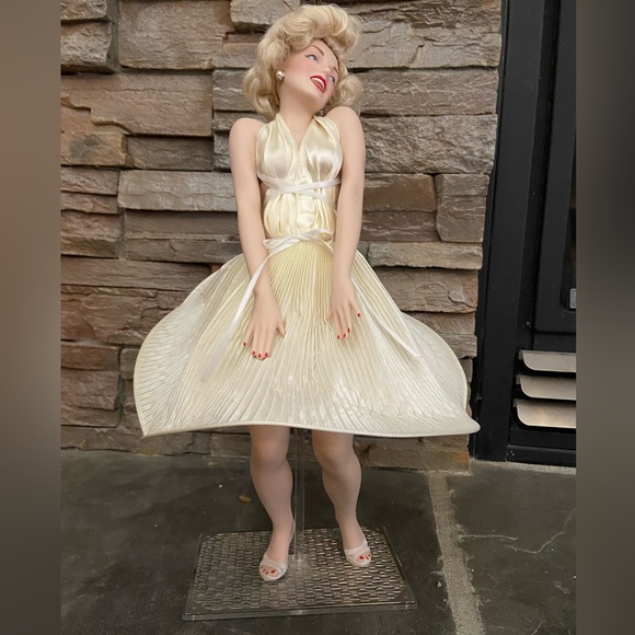 Franklin Mint porcelain Marilyn Monroe. 18” tall from “ The Seven Year I… - Picture 4 of 9